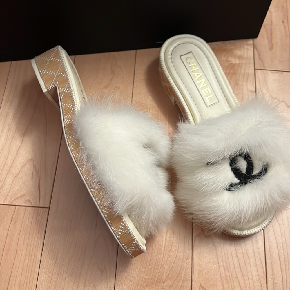 CHANEL Rare White Fur Black Logo Slippers Size 8.5 - Picture 3 of 7